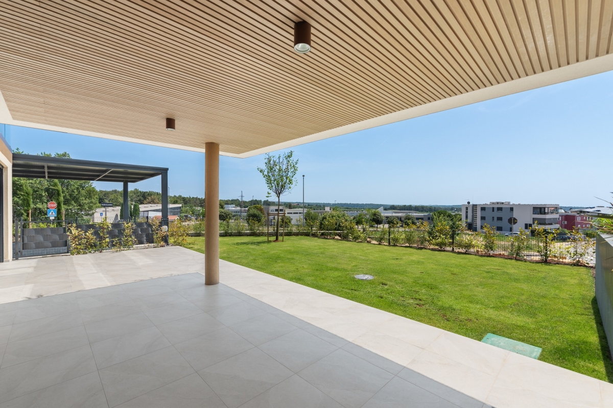 Lussuoso appartamento con ampio giardino e vista mare