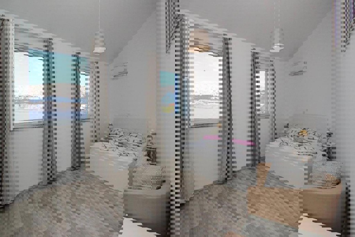 Casa moderna in riva al mare