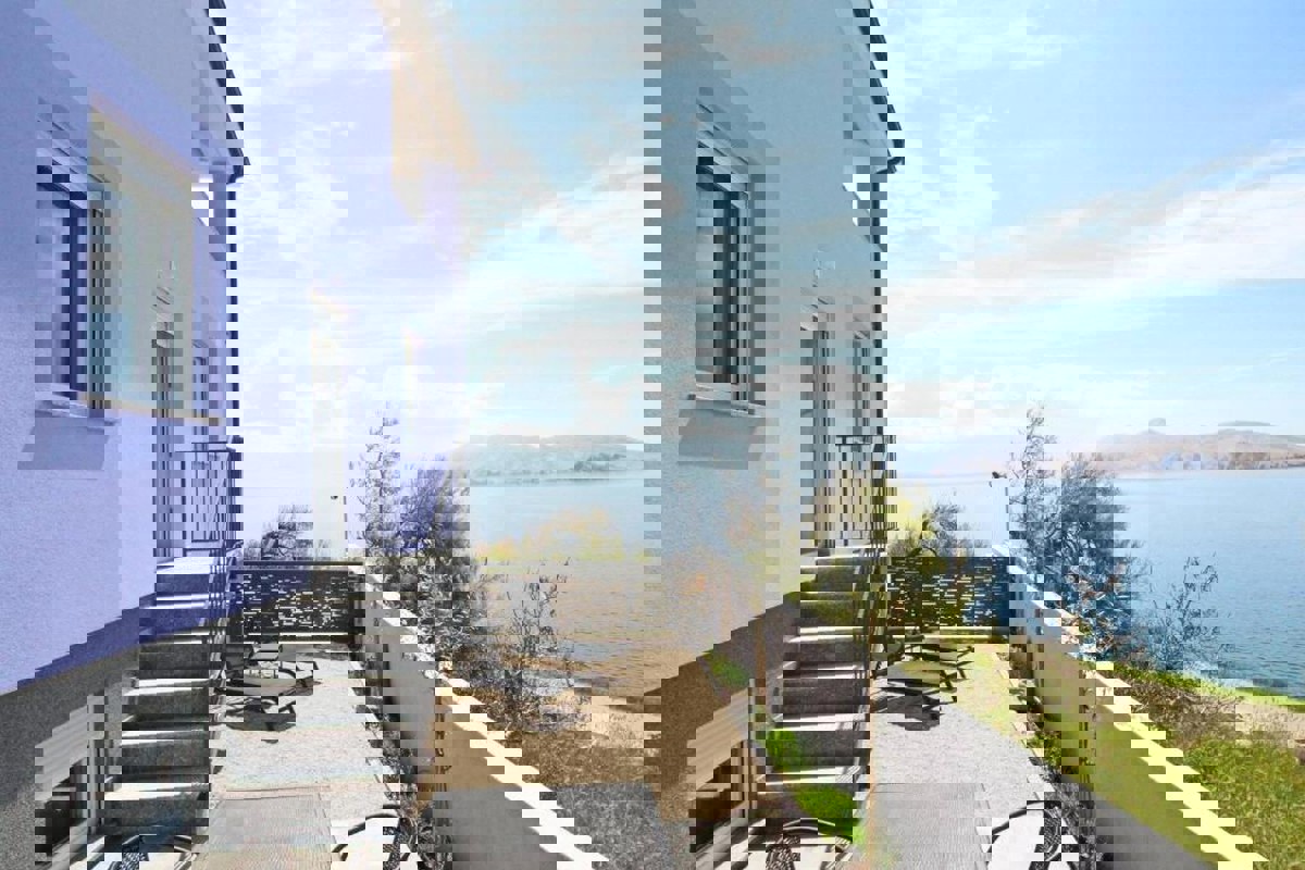 Casa moderna in riva al mare