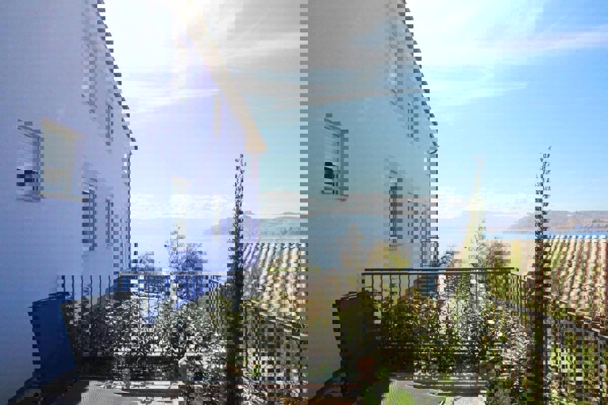 Casa moderna in riva al mare