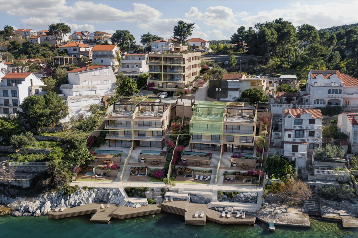 Ampio attico con due camere da letto in prima fila sul mare