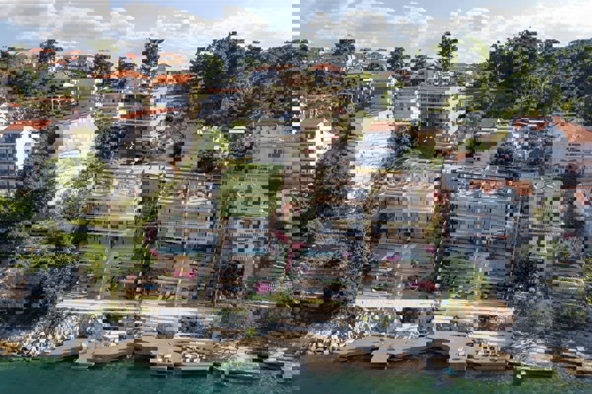 Attico in un complesso residenziale in prima fila sul mare