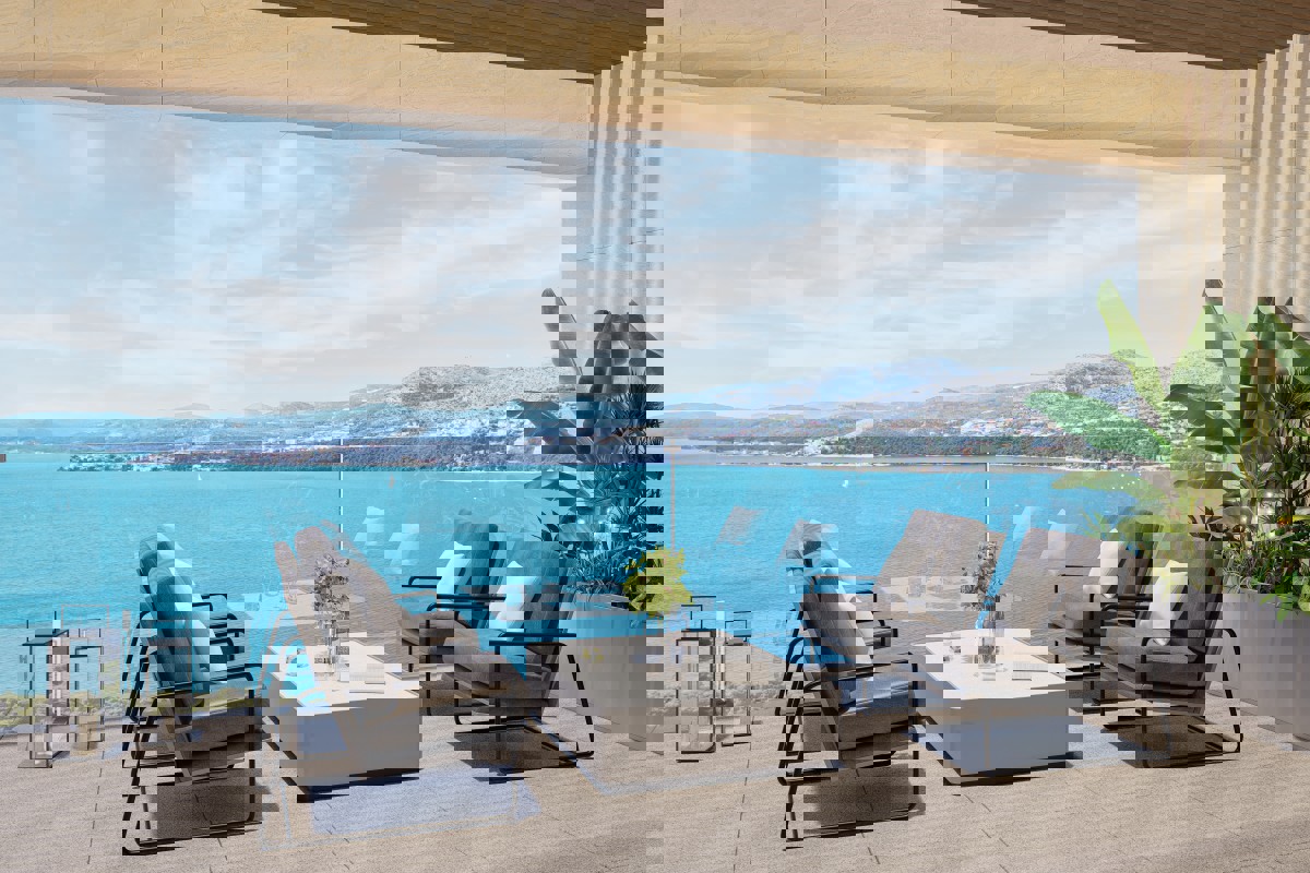 Attico in un complesso residenziale in prima fila sul mare