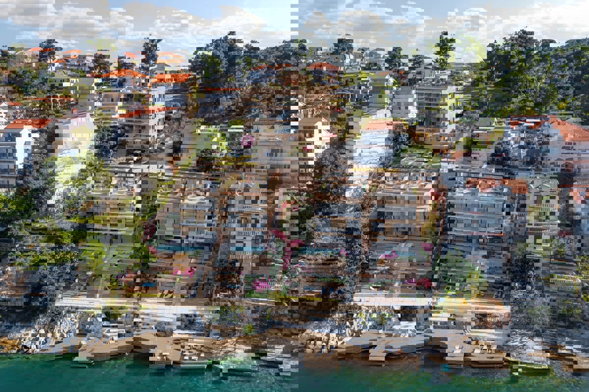 Attico in un complesso residenziale in prima fila sul mare