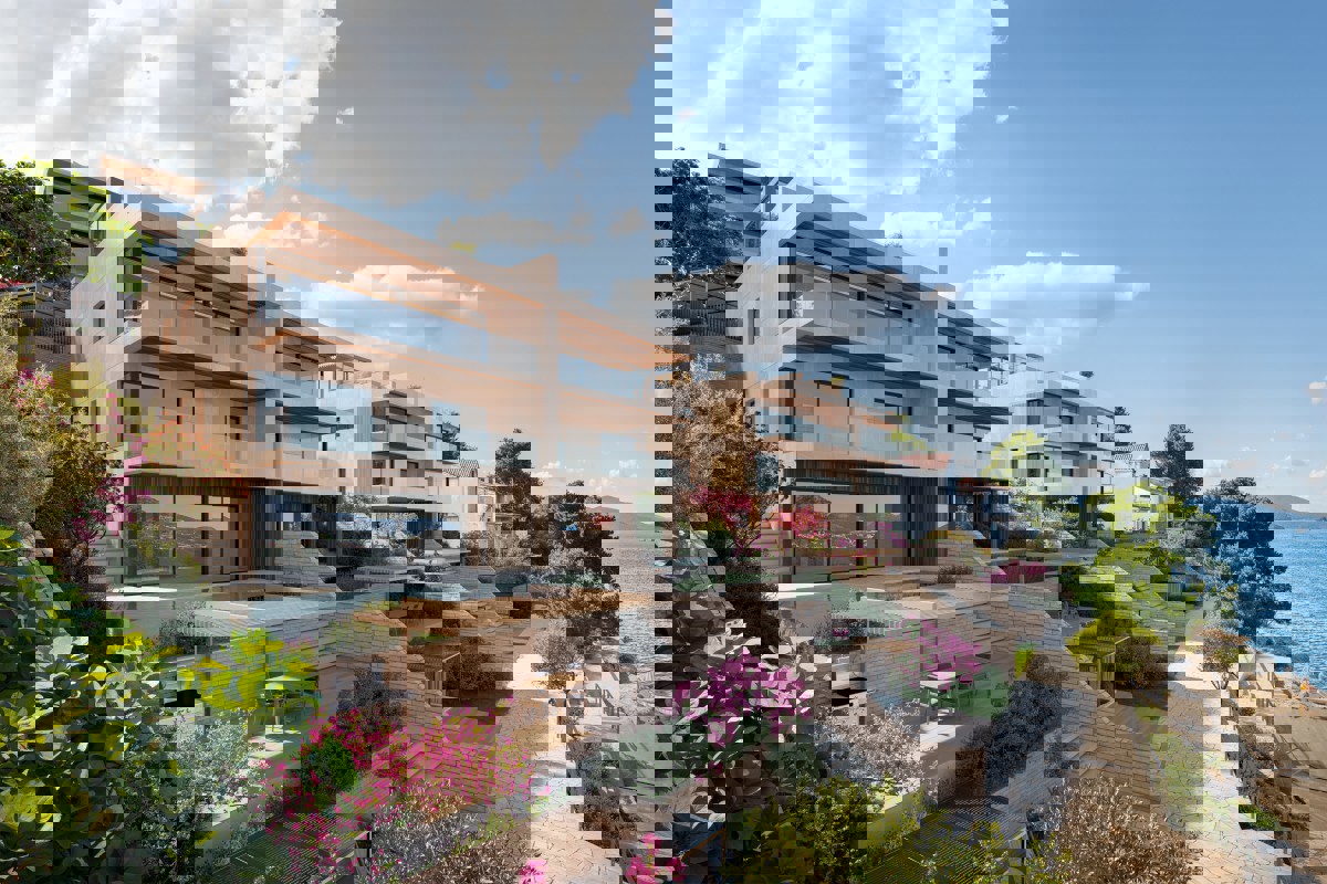 Attico in un complesso residenziale in prima fila sul mare