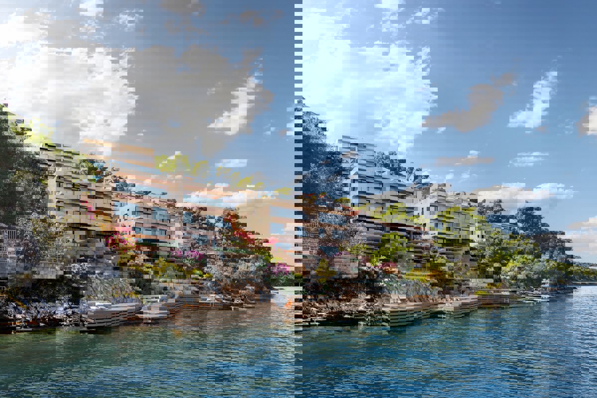 Attico in un complesso residenziale in prima fila sul mare