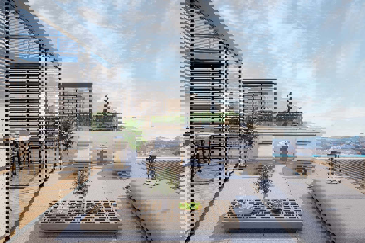 Attico in un complesso residenziale in prima fila sul mare