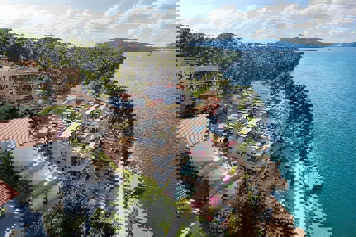 Attico in un complesso residenziale in prima fila sul mare