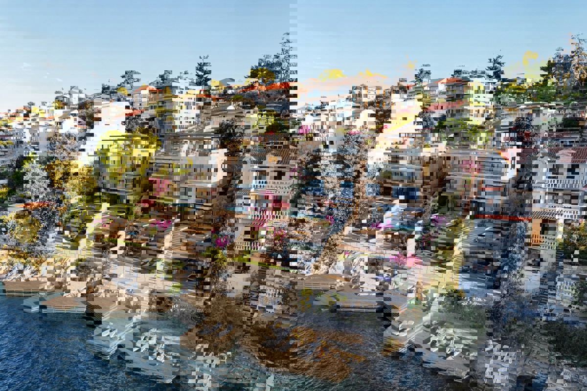 Attico in un complesso residenziale in prima fila sul mare