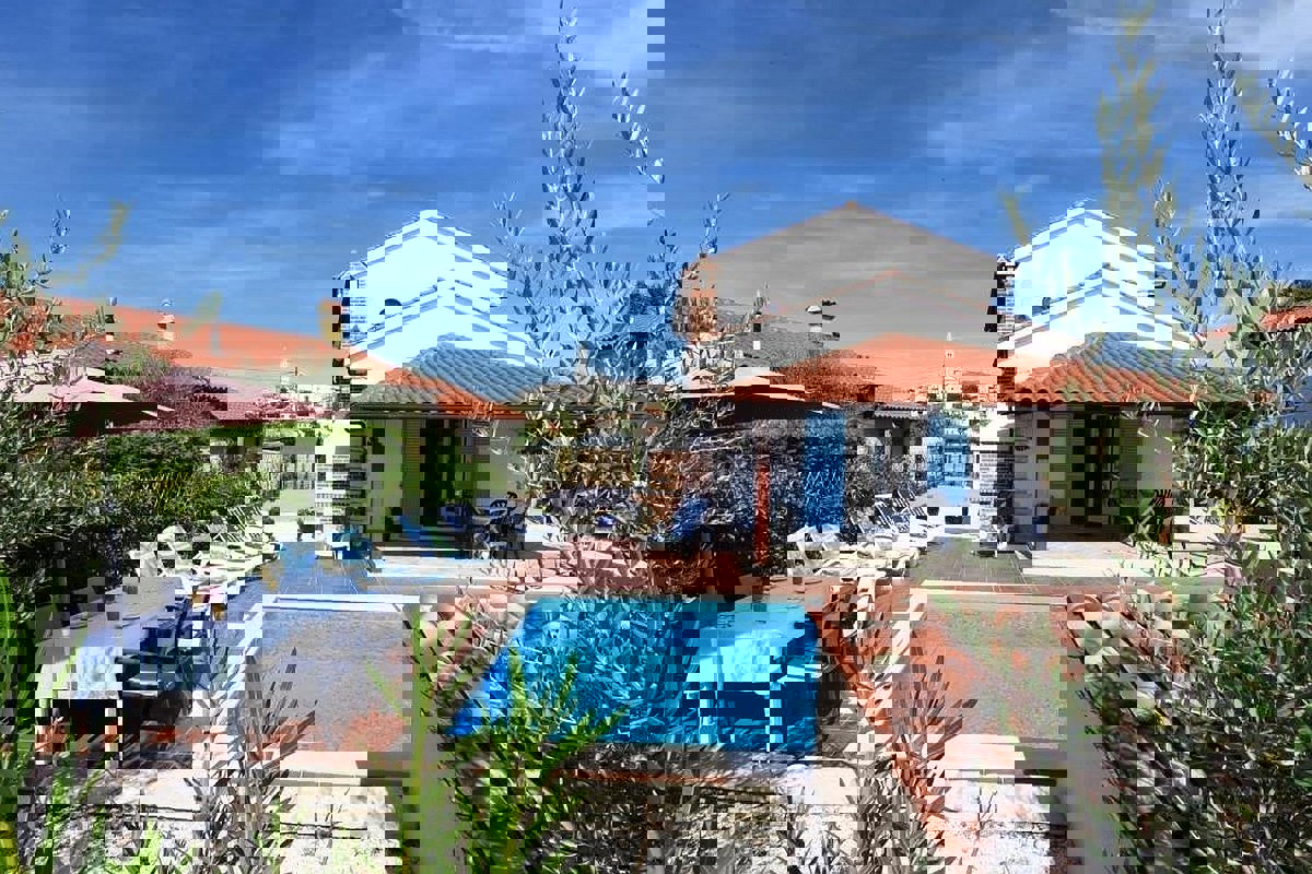 Casa con piscina e giardino