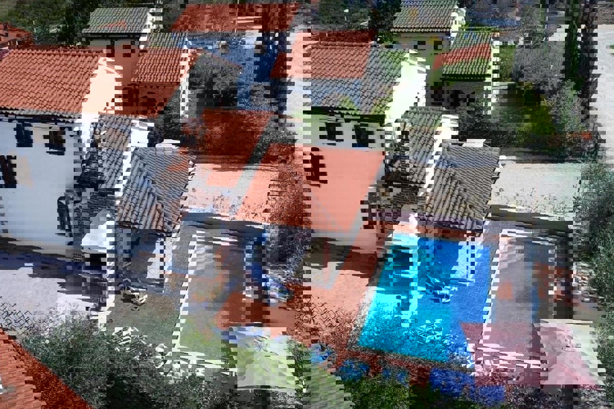 Casa con piscina e giardino