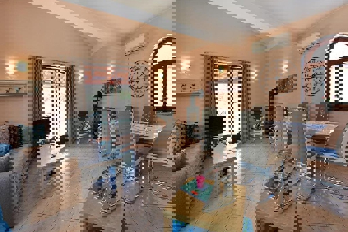 Casa con piscina e giardino