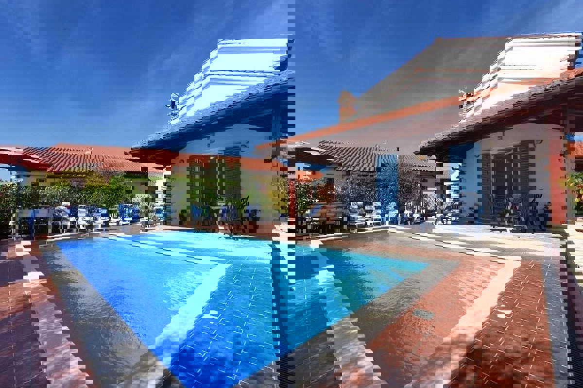 Casa con piscina e giardino