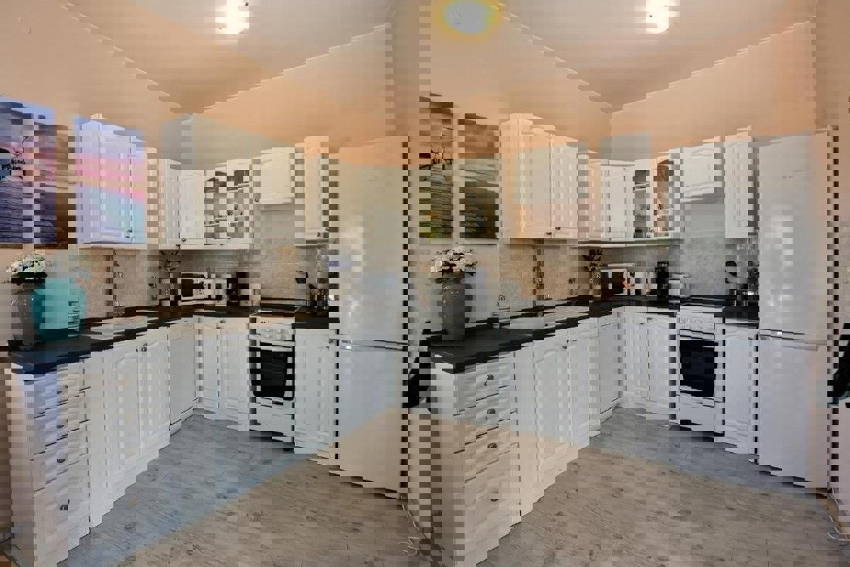 Casa con piscina e giardino