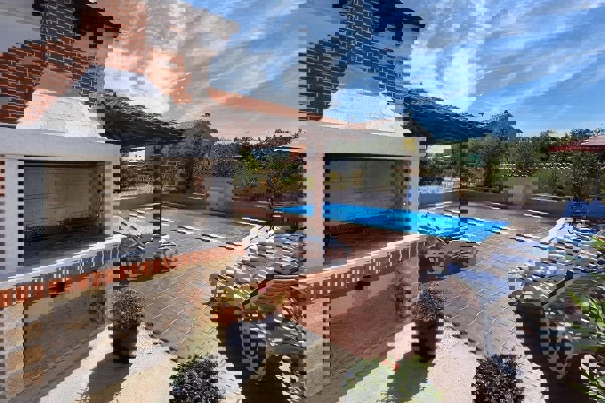 Casa con piscina e giardino