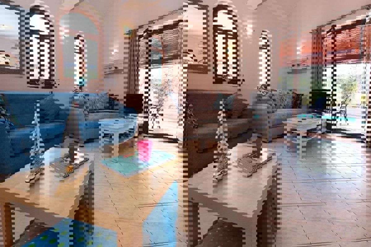 Casa con piscina e giardino