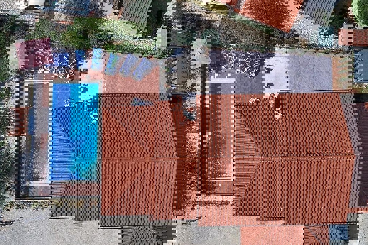 Casa con piscina e giardino