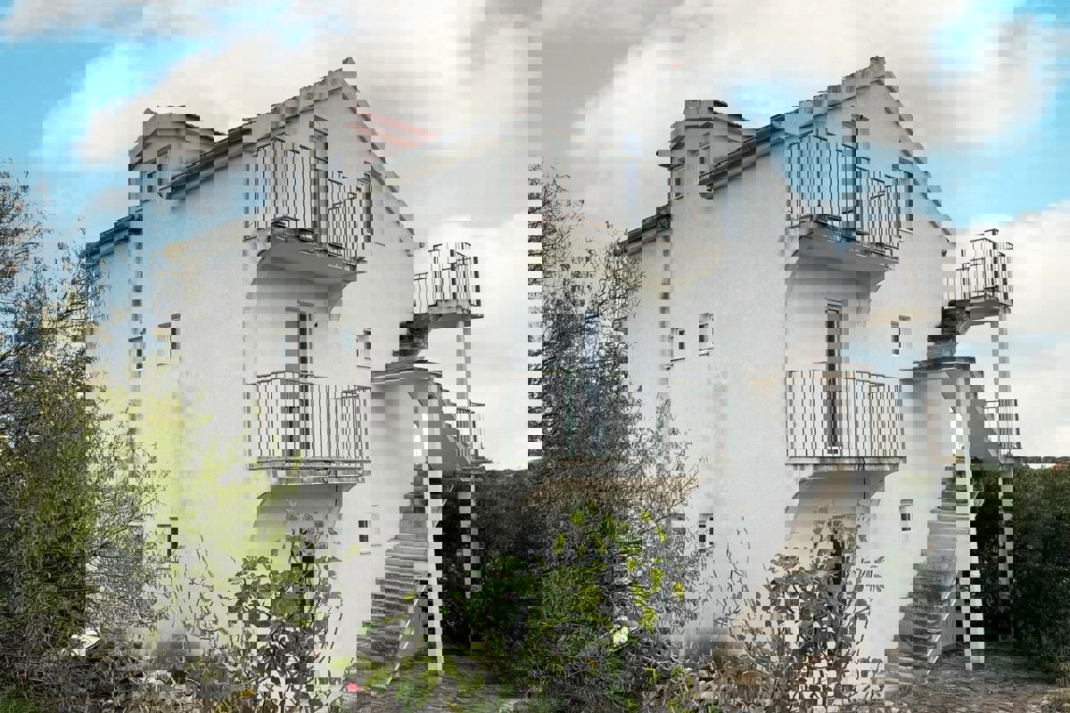 Casa da ristrutturare con vista mare