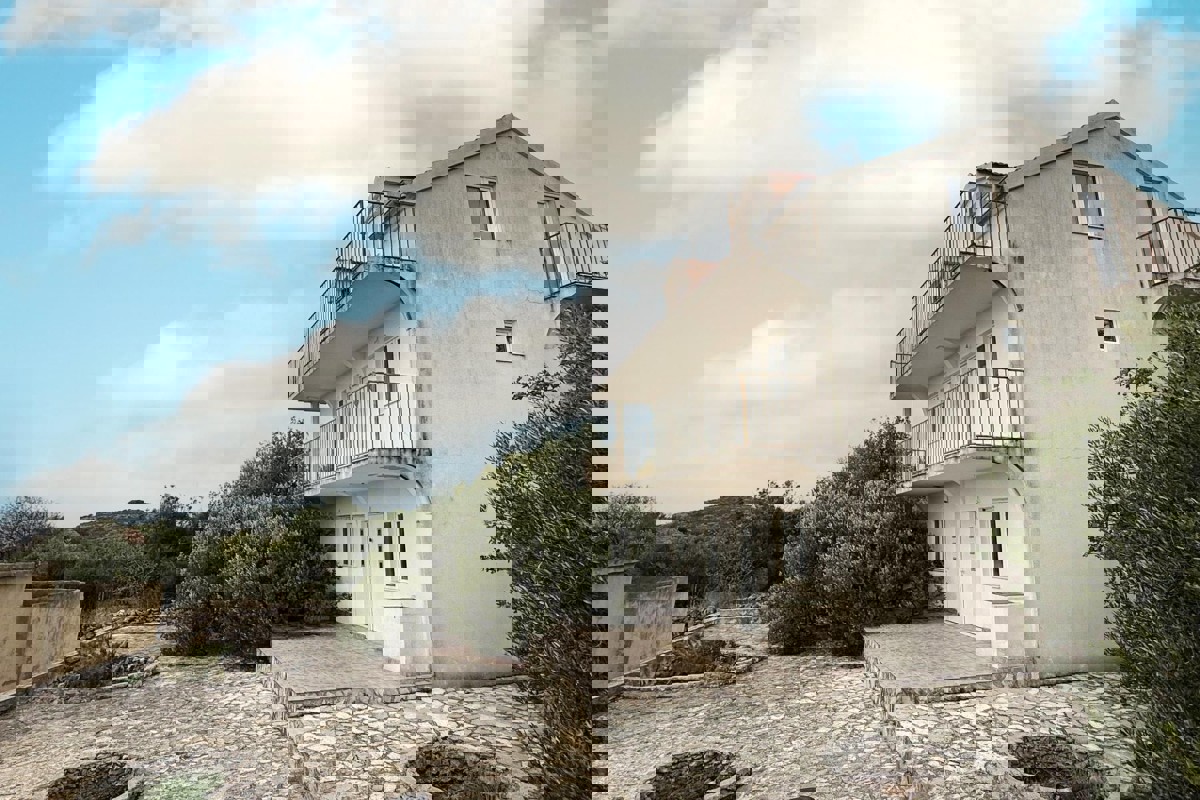 Casa da ristrutturare con vista mare