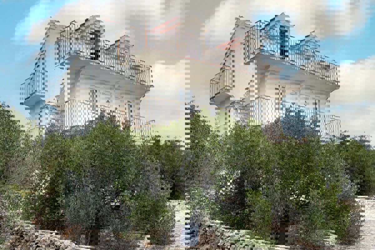 Casa da ristrutturare con vista mare