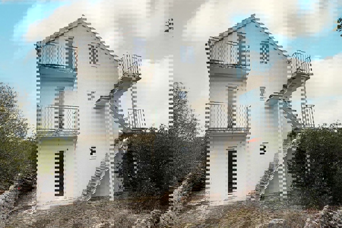 Casa da ristrutturare con vista mare