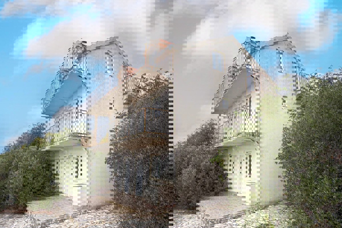 Casa da ristrutturare con vista mare