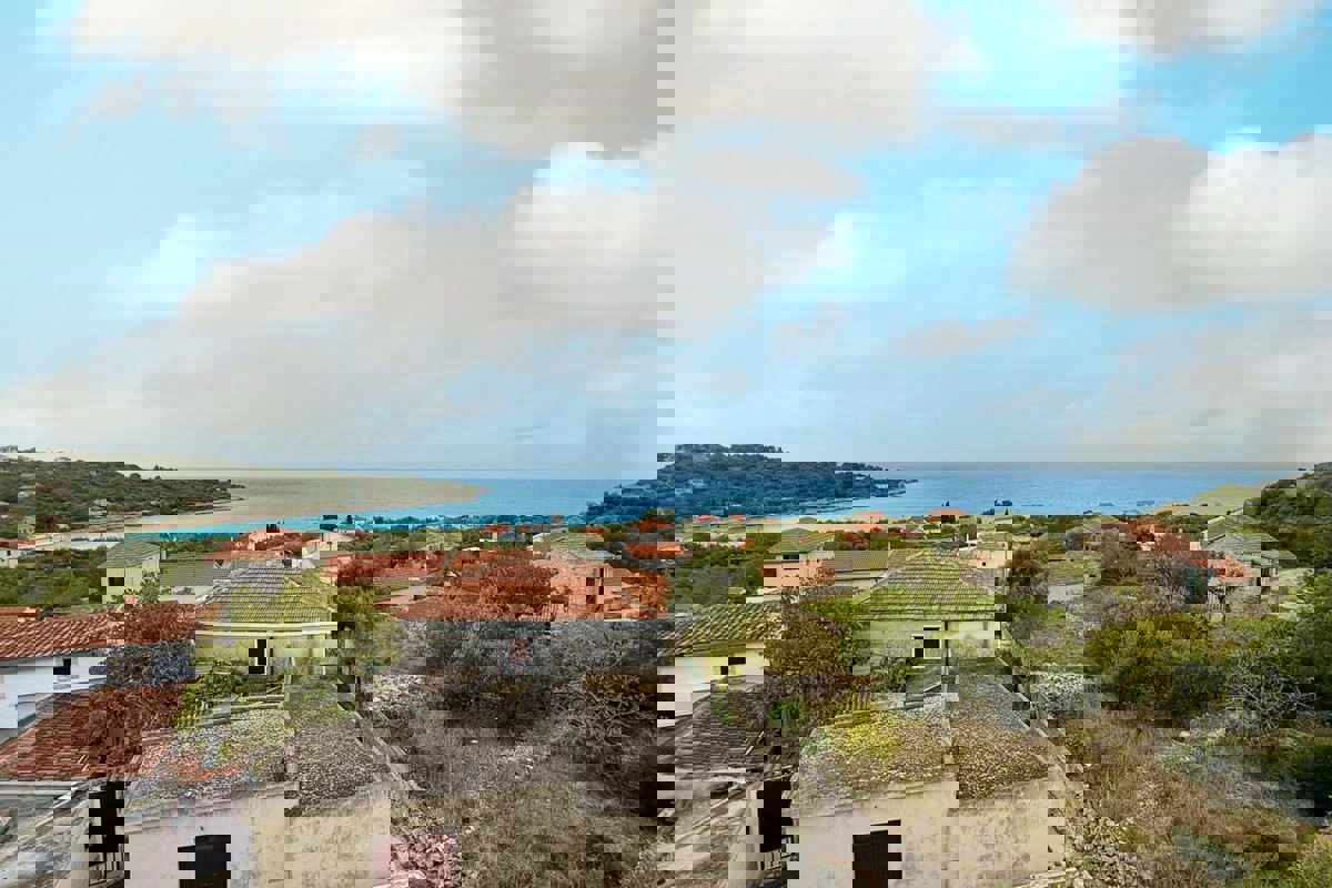 Casa da ristrutturare con vista mare