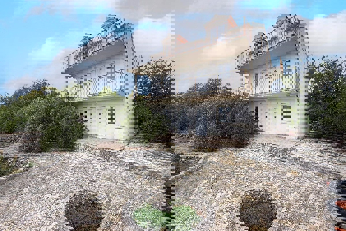 Casa da ristrutturare con vista mare