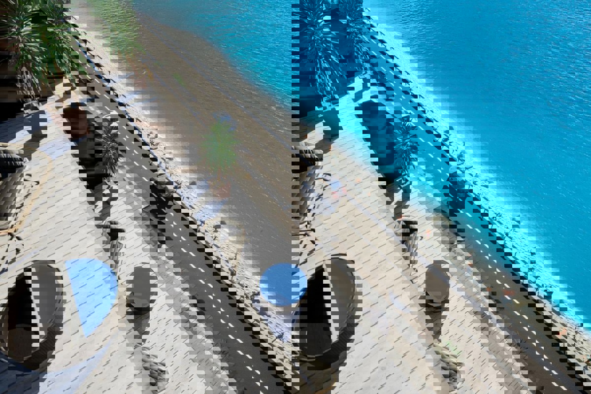 Esclusivi appartamenti con una camera da letto in prima fila al mare