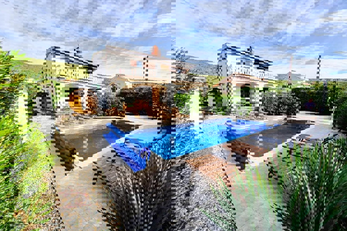 Casa indipendente con piscina vicino al mare