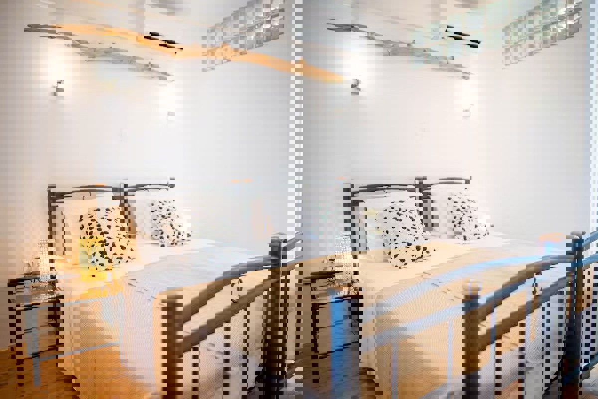 Casa in pietra in posizione pittoresca - vicino al mare