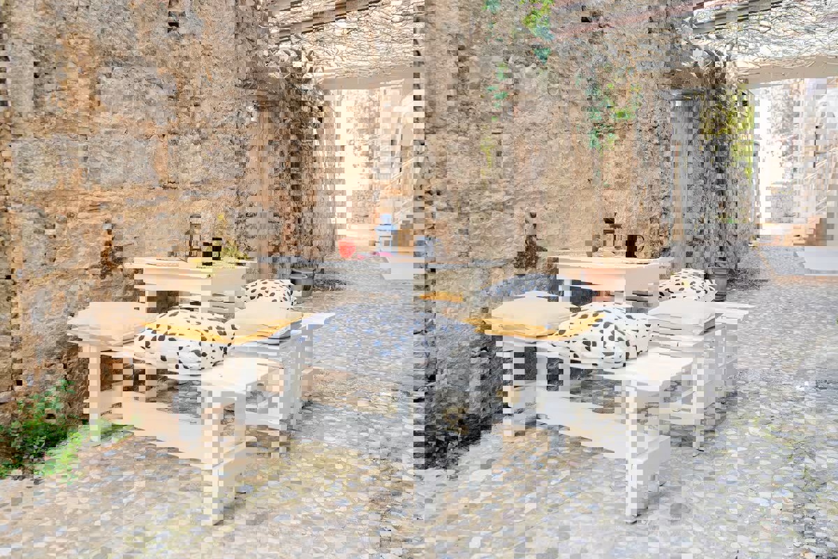 Casa in pietra in posizione pittoresca - vicino al mare