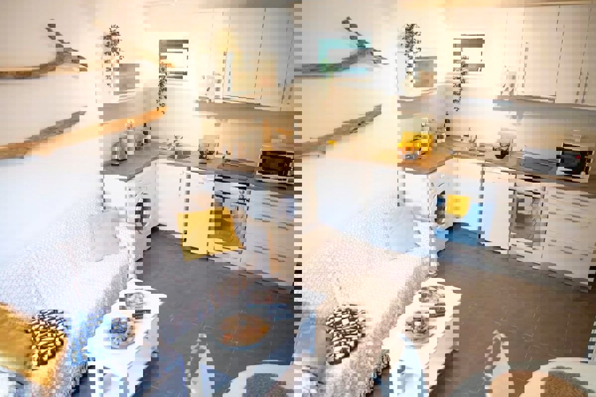 Casa in pietra in posizione pittoresca - vicino al mare