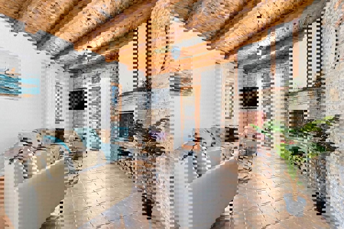 Villa in pietra con piscina riscaldata