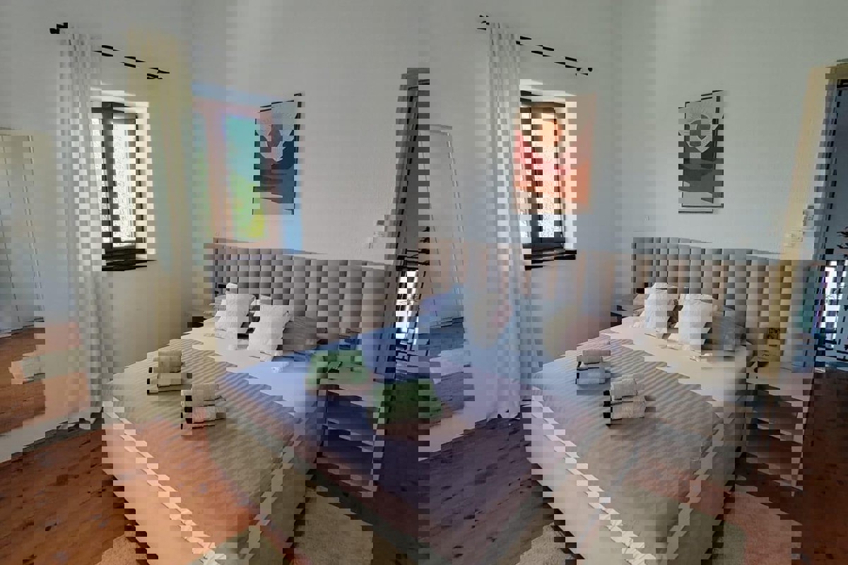 Villa in pietra con piscina riscaldata