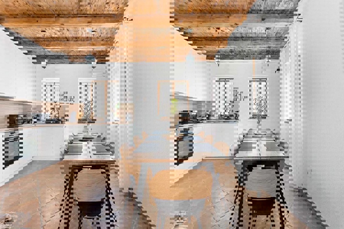 Villa in pietra con piscina riscaldata