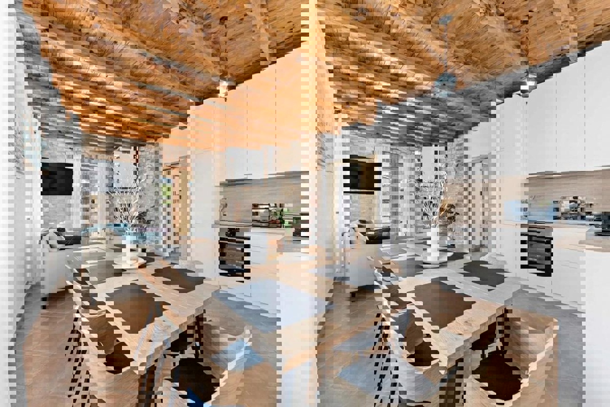 Villa in pietra con piscina riscaldata