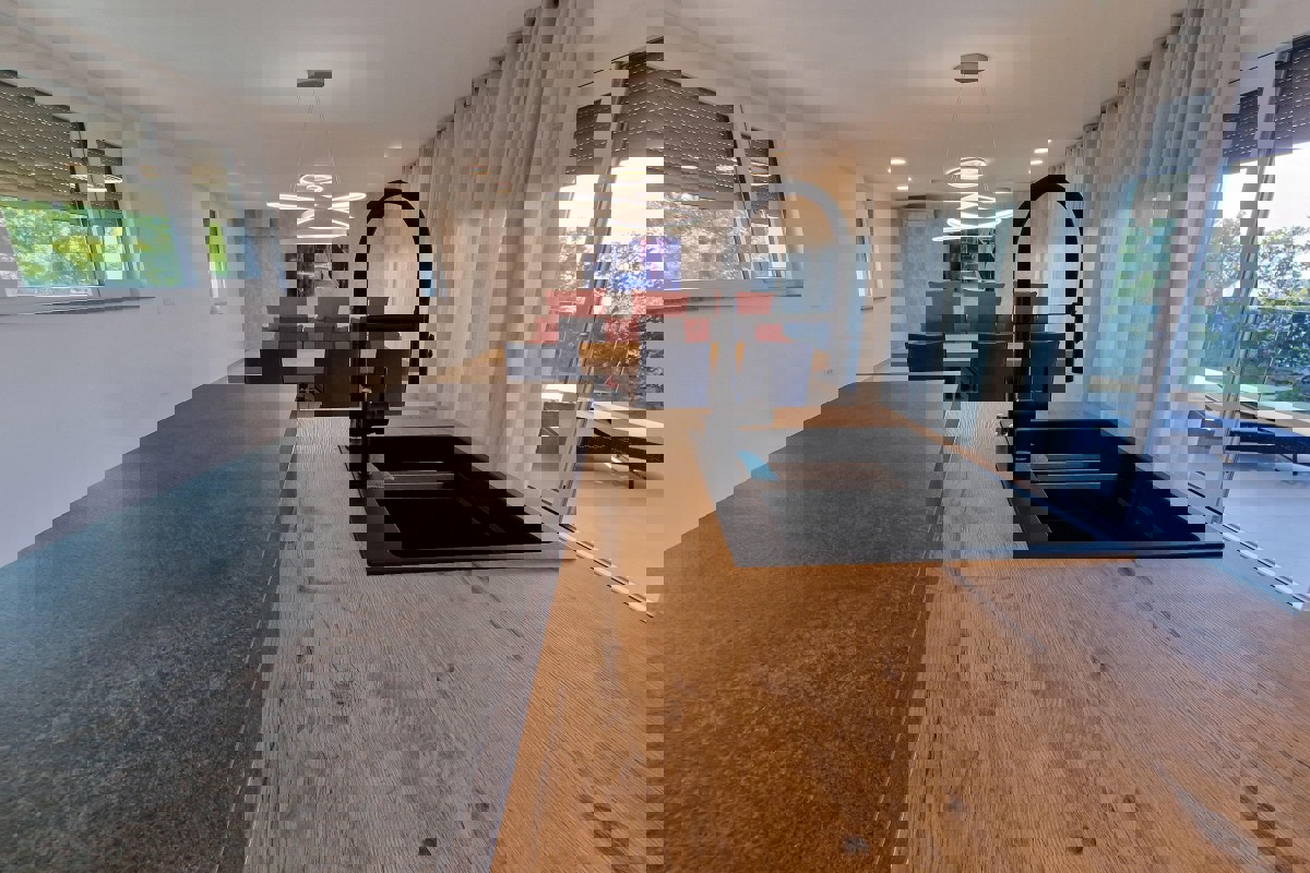 Attico con vista mare e piscina