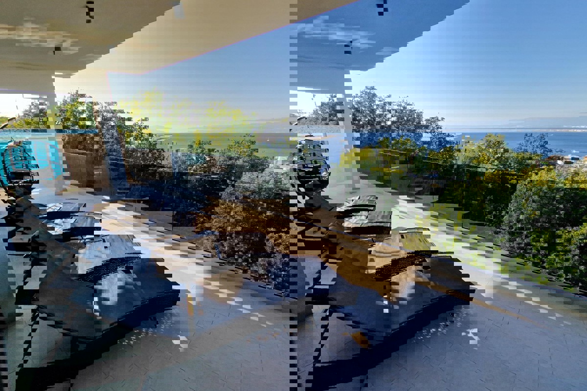 Attico con vista mare e piscina