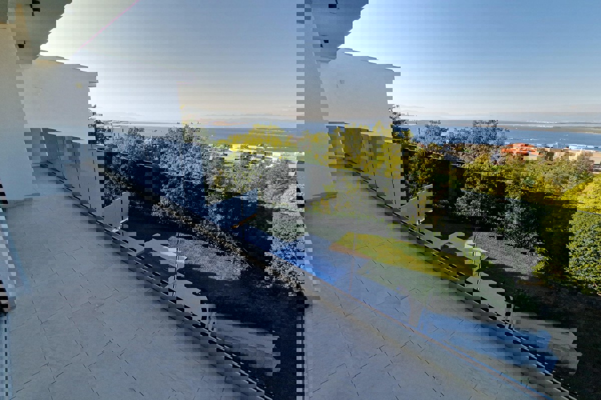 Attico con vista mare e piscina