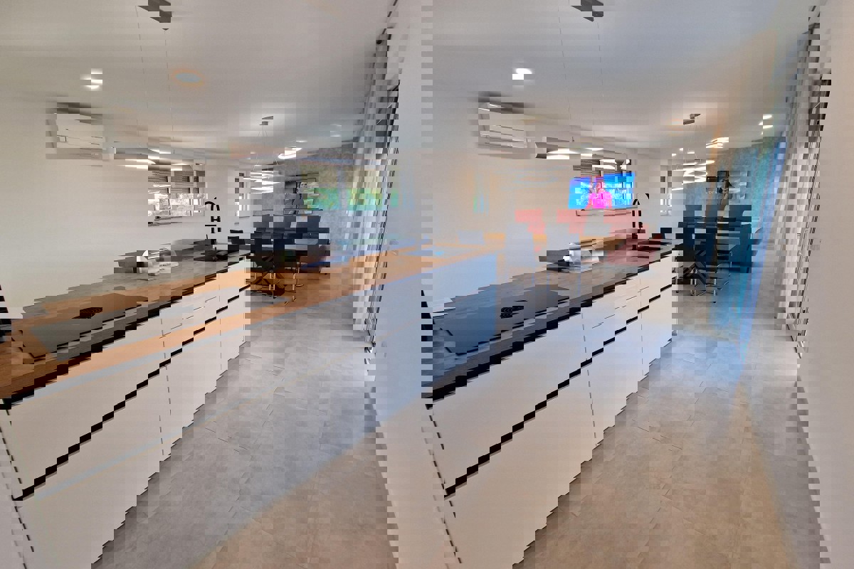 Attico con vista mare e piscina