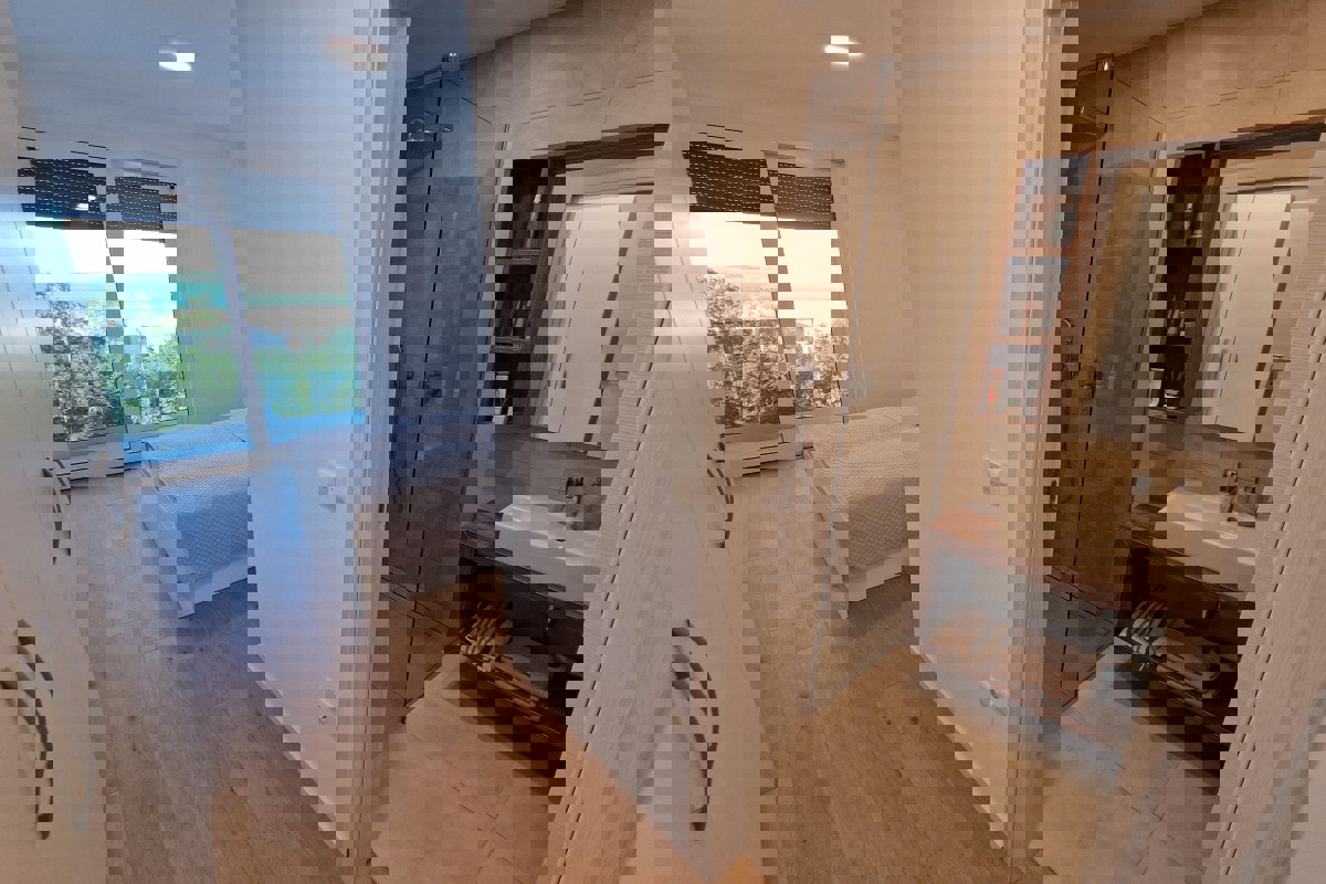 Attico con vista mare e piscina