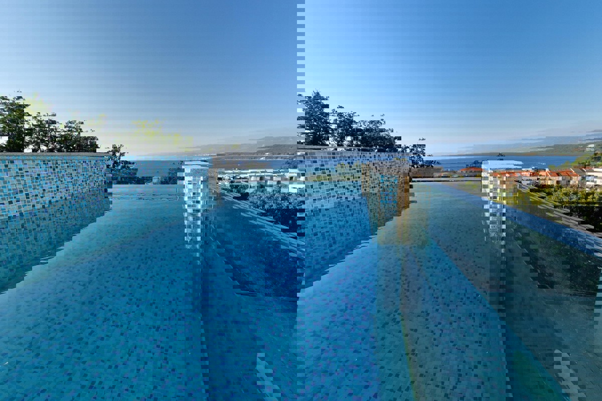 Attico con vista mare e piscina