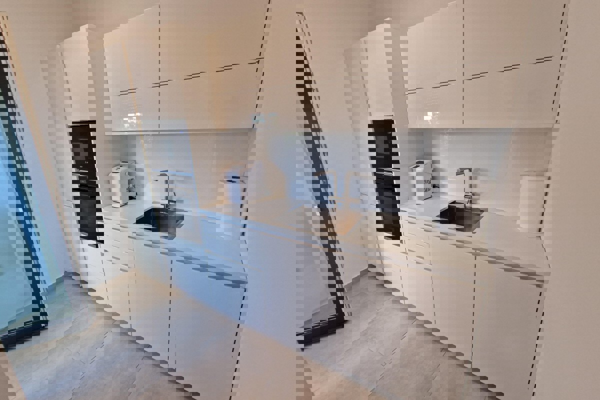 Attico con vista mare e piscina