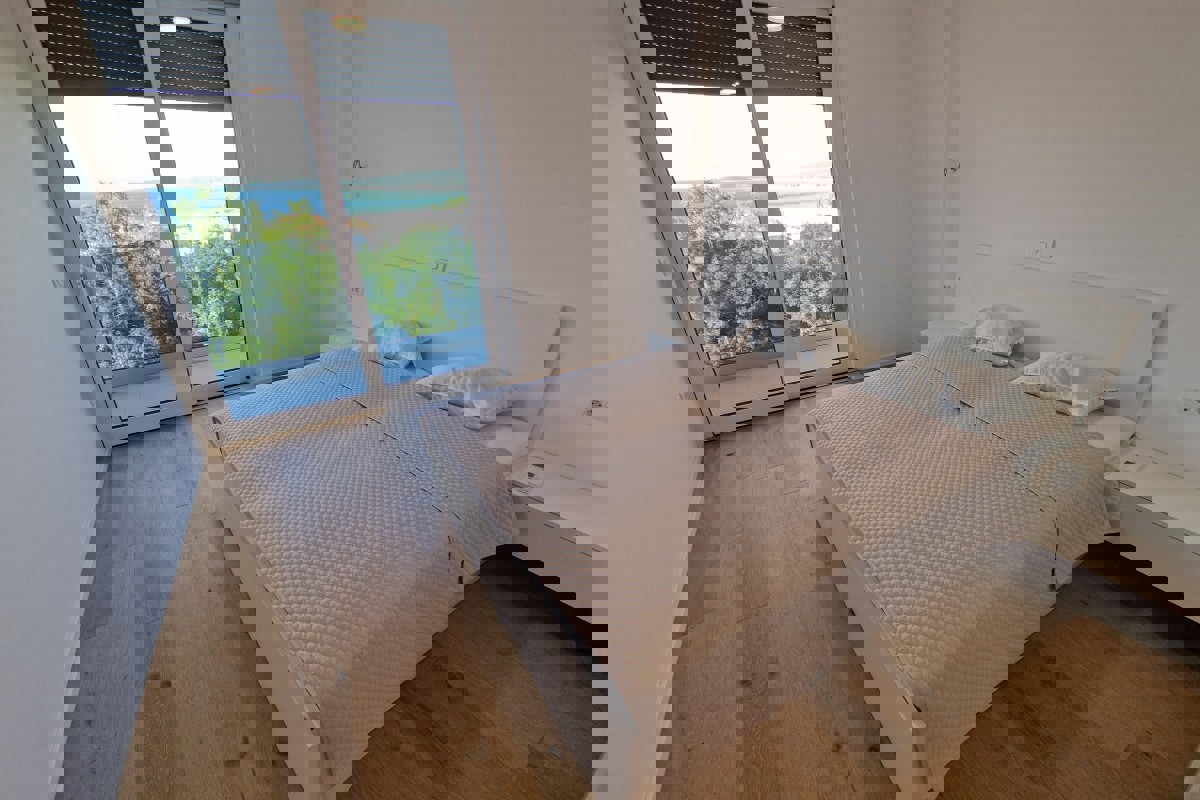 Attico con vista mare e piscina