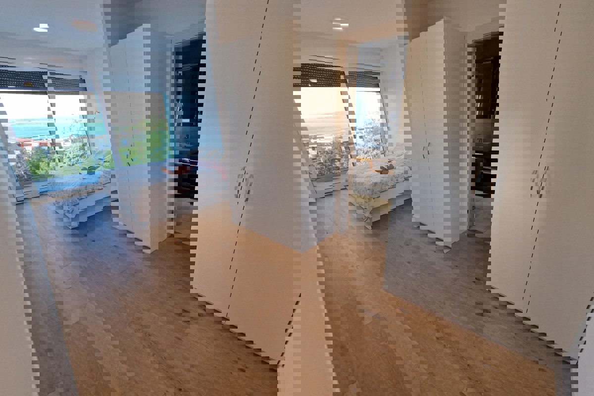 Attico con vista mare e piscina