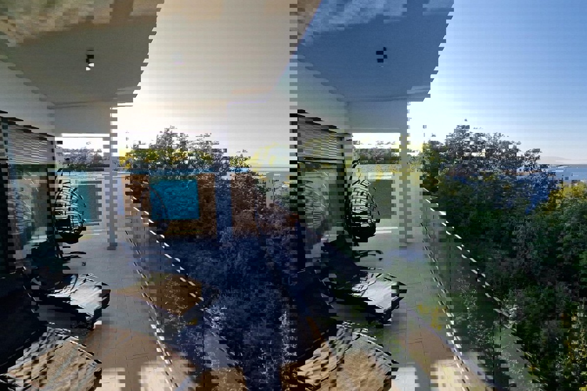 Attico con vista mare e piscina