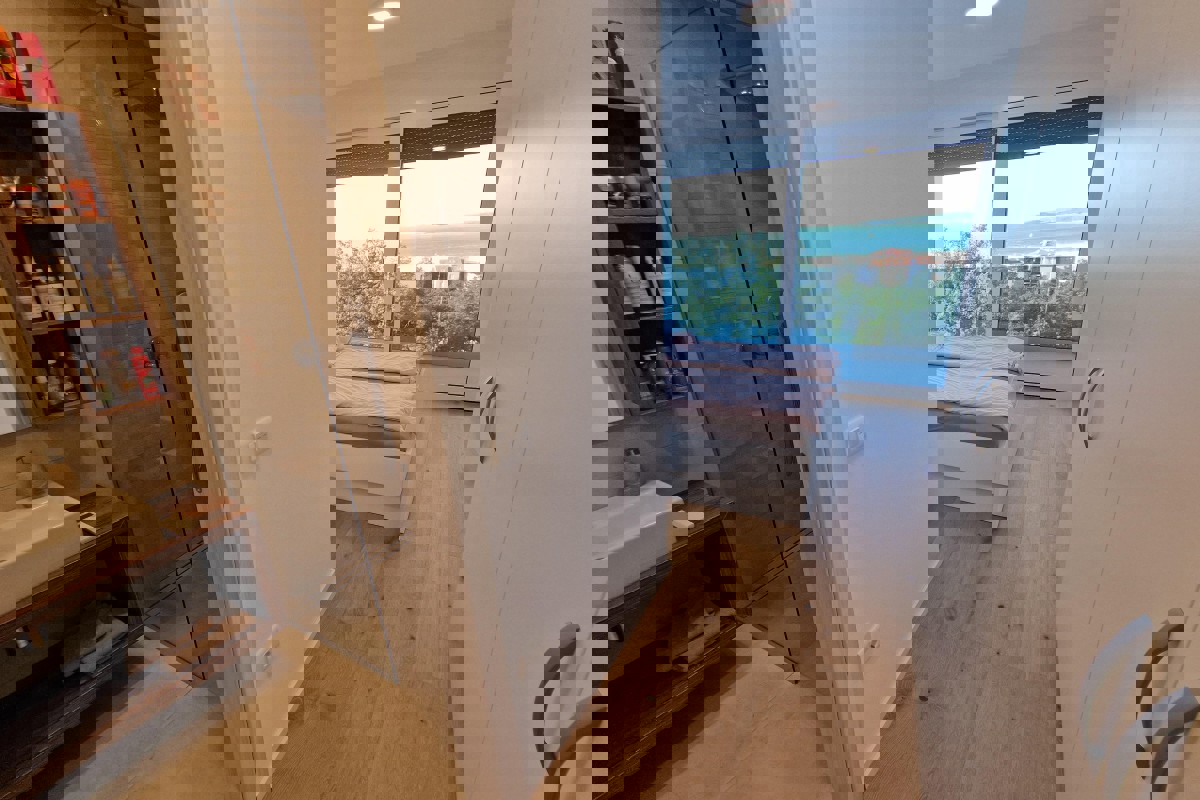 Attico con vista mare e piscina