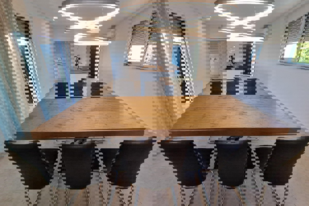 Attico con vista mare e piscina