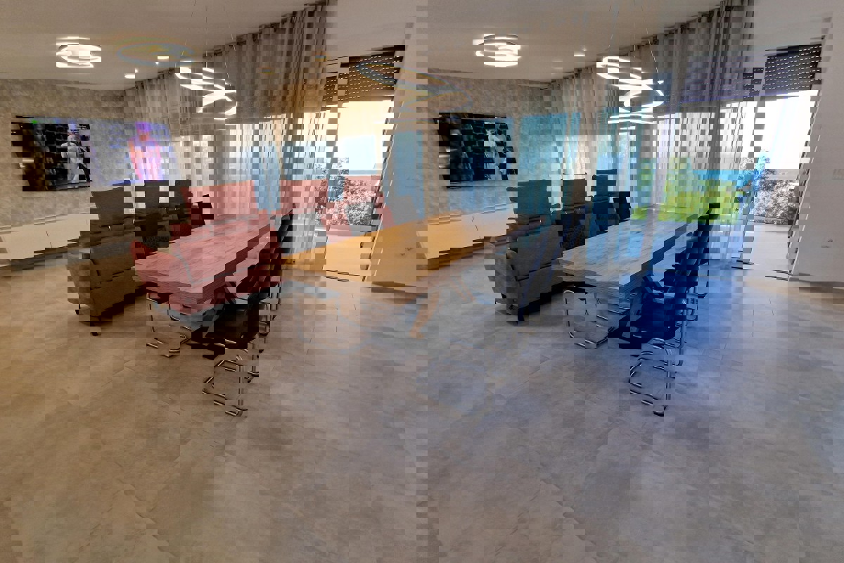 Attico con vista mare e piscina